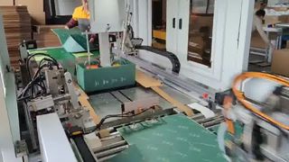 Machine de pulvérisation de colle et d'assemblage de boîtes