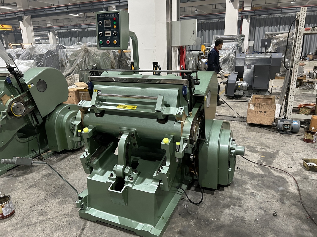 750 mm Max. Machine de découpe à la matrice de largeur utilisable pour les produits en papier